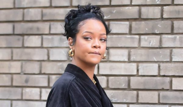 Rihanna deslumbra com vestido curto e transparente em jantar