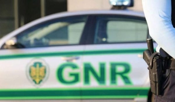 Fuga louca à GNR: Casal suspeito de furto abalroa três viaturas antes de capotar