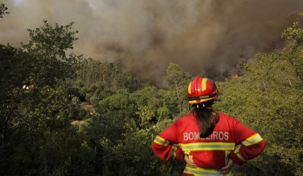 Alerta de fogos no São João: Governo pede proibição de balões e roçadoras perante temperaturas até 37ºC