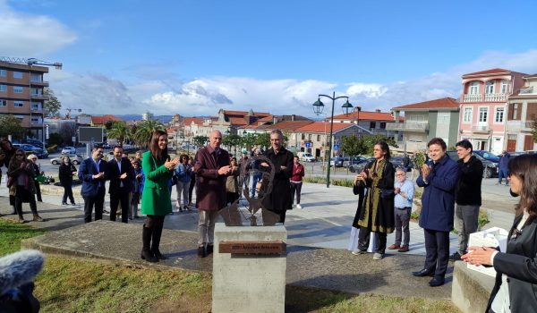 Arnaldo Antunes com escultura no Sameiro em Penafiel