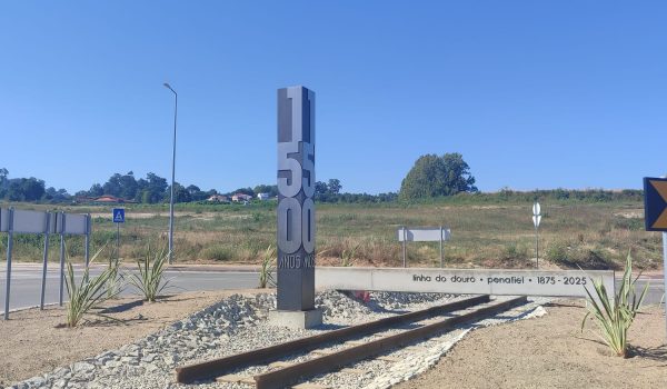Escultura na estação de Penafiel, evoca os 150 anos da Linha do Douro
