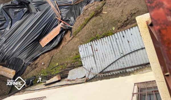 Risco de aluimento obriga idosa a abandonar casa