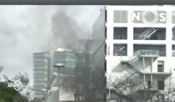 INCÊNDIO EM CARRO ELÉTRICO OBRIGA A EVACUAÇÃO DO EDIFÍCIO NOS