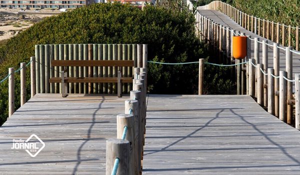 Obras no passadiço de madeira da orla costeira prevista para 10 meses