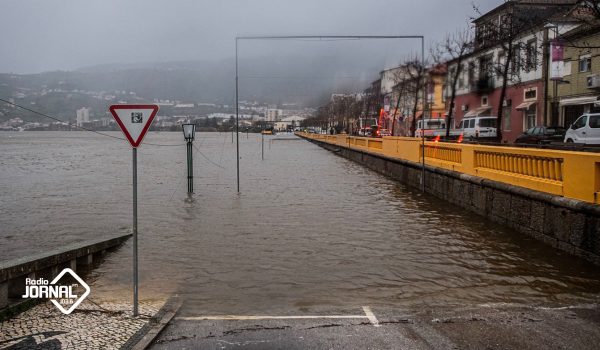Rio Douro transborda de madrugada nas margens do Porto e Gaia
