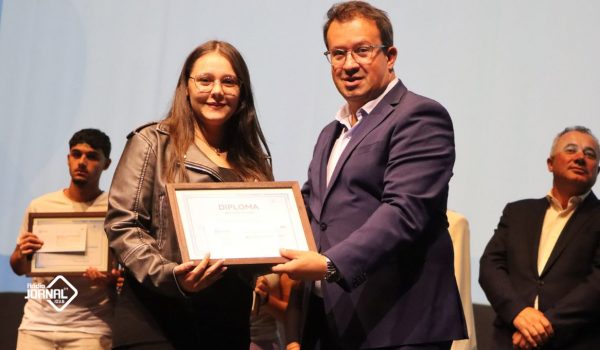 PAREDES: ATRIBUI 100 BOLSAS DE ESTUDO A ALUNOS DE MÉRITO