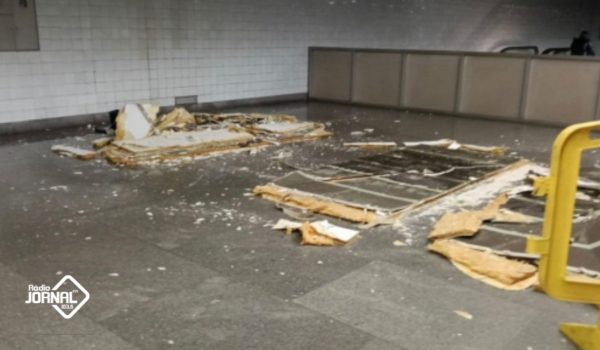 PARTE DE TETO FALSO CAI NA ESTAÇÃO DE CAI NA ESTAÇÃO DE METRO DO HEROÍSMO