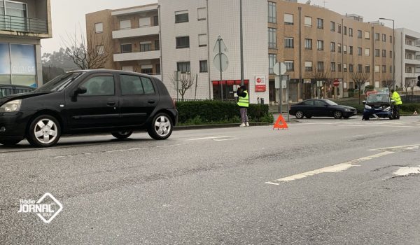 COLISÃO ENTRE DUAS VIATURAS CONDICIONA TRÂNSITO NA EN15 EM GANDRA