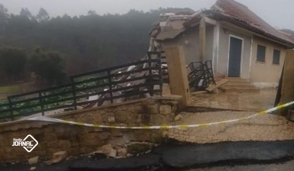 RUIU CASA JUNTO À A7 EM CABECEIRAS DE BASTO