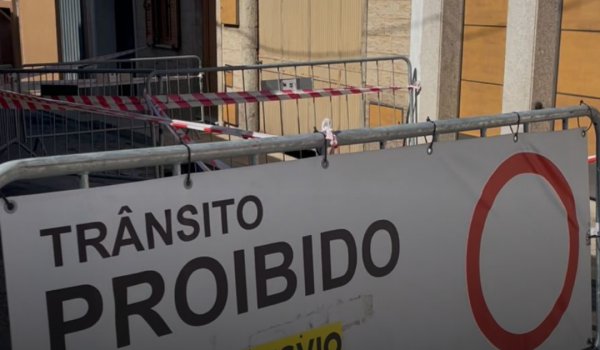 RUA DA IGREJA, EM FÂNZERES, CONTINUA INACESSÍVEL AO TRÂNSITO PASSADO DUAS SEMANAS