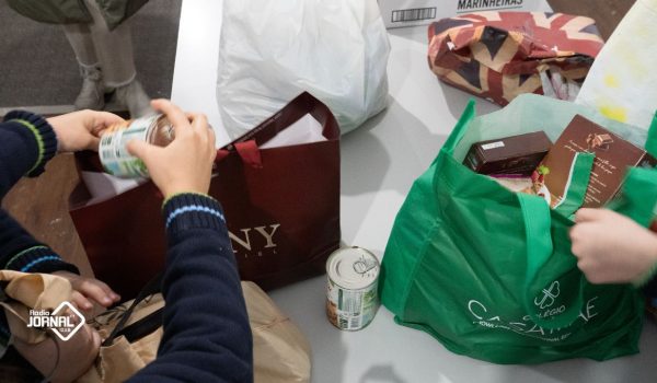 CRIANÇAS COLOCAM MÃOS À OBRA PARA AJUDAR FAMÍLIAS CARENCIADAS EM PAREDES