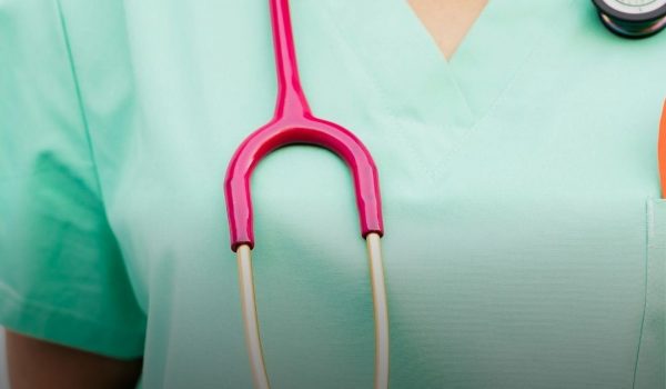 ENFERMEIROS EM GREVE AGUARDAM RESPOSTA DO GOVERNO ÀS REIVINDICAÇÕES