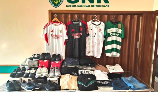 HOMEM CONSTITUÍDO ARGUIDO EM FELGUEIRAS POR CONTRAFAÇÃO COM 78 ARTIGOS APREENDIDOS