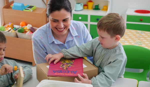 MUNICÍPIO ENTREGA “KITS DA IGUALDADE” ÀS ESCOLAS PARA PROMOVER RESPEITO E INCLUSÃO DESDE A INFÂNCIA
