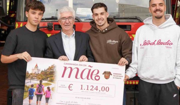 ALUNOS DO ISCE DOURO ENTREGAM 1.124 EUROS AOS BOMBEIROS VOLUNTÁRIOS DE PENAFIEL