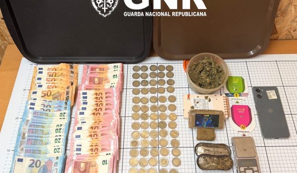 GNR detém jovem de 24 anos em flagrante e apreende droga e 2.800 euros em Penafiel