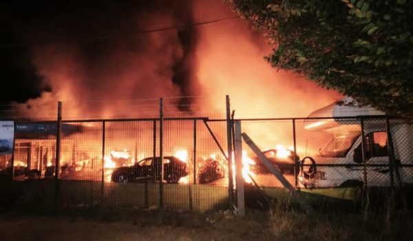 Incêndio noturno mobilizou mais de 40 operacionais em stand de Matosinhos