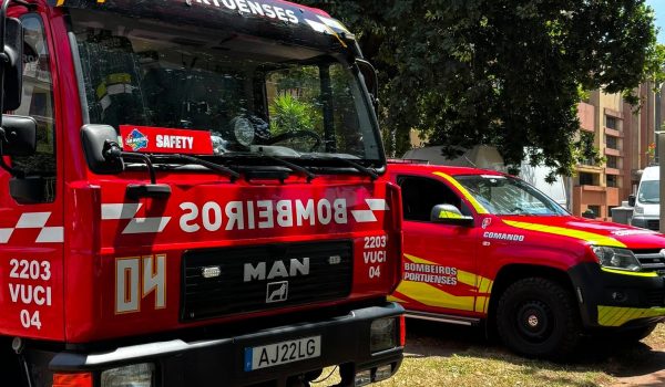 Incêndio em edifício abandonado no Porto mobiliza duas corporações de bombeiros