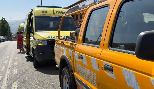 Fogo em casa de Rebordões mobiliza duas corporações de bombeiros de Santo Tirso