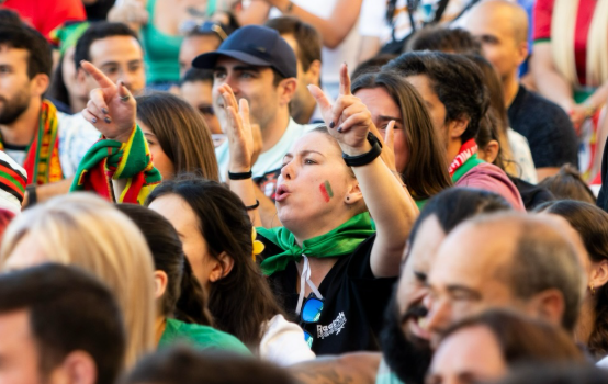 Ecrã gigante na Praça de D. João I traz as emoções do Mundial de Futebol ao centro do Porto
