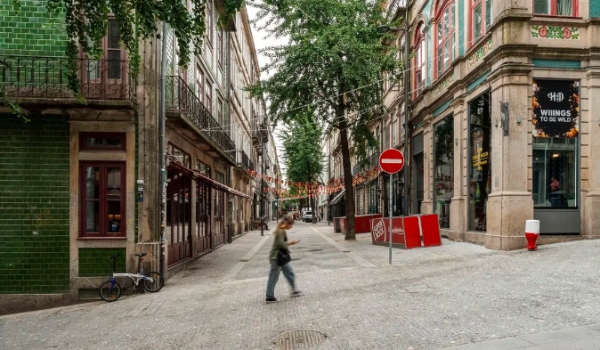 Galeria de Paris adota calçada histórica de 1866 e passa a ter acesso automóvel condicionado