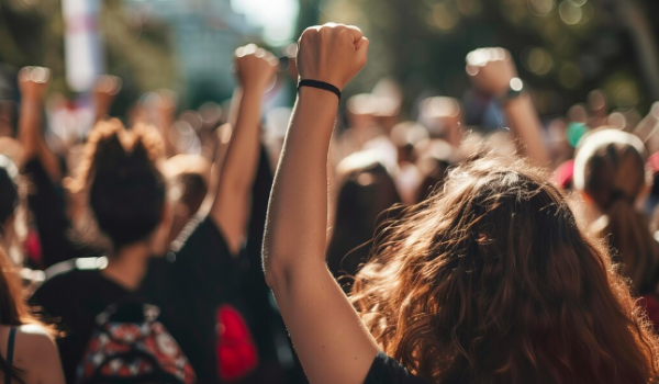 Cerca de 200 pessoas manifestam-se no Porto contra crimes de ódio no Dia de Portugal