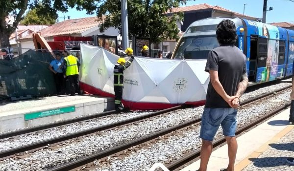 Jovem colhido por carruagem do metro no Porto transportado em estado grave para o Hospital de São João