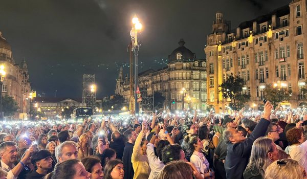 Carminho e Bárbara Bandeira atuam na Avenida dos Aliados após noite inaugural do BABELL com 50 mil pessoas