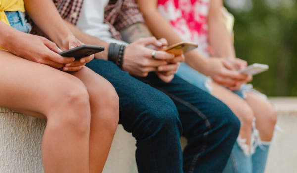 Redes sociais geram stresse e tristeza em um em cada três adolescentes