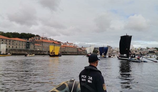 Pescadores salvos por barco rabelo após naufrágio no rio Douro