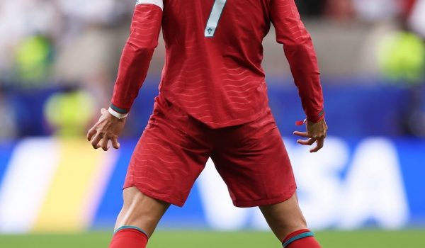 Ronaldo bisa, bate recorde de Eusébio e lidera goleada de Portugal no Campeonato do Mundo