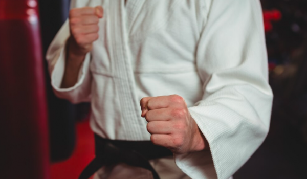 Mestre de artes marciais de 67 anos detido no Porto por suspeita de crime de coação sexual
