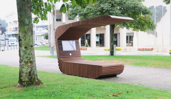 Bancos inteligentes com carregamento e ecrãs digitais instalados no Parque José Guilherme