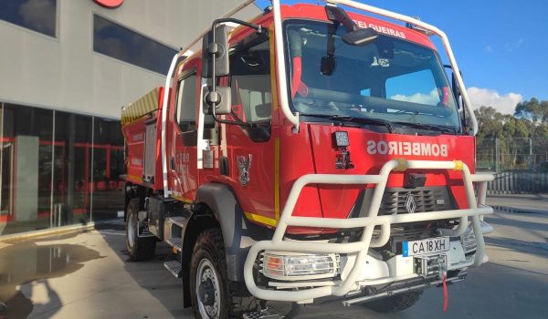 Incêndio destrói pavilhão de armazenamento de fábrica de calçado em Felgueiras