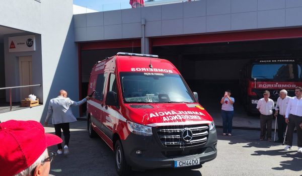 Empresa financia metade de nova ambulância dos Bombeiros de Paços de Ferreira