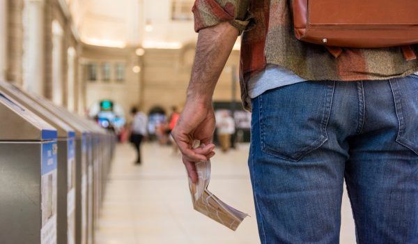 Cidadão estrangeiro detido na zona das partidas do Aeroporto do Porto com documentação fraudulenta