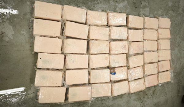 Droga escondida no casco de navio leva a apreensão de 197 kg de cocaína