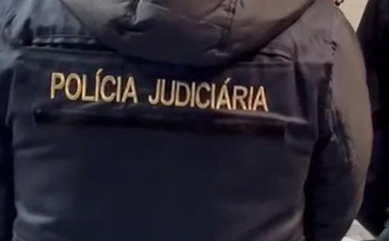 Mulher encontrada morta em casa com sinais de agressão