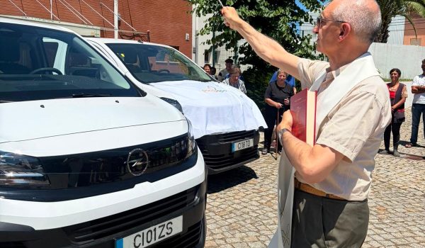 Paços 2000 investe 60 mil euros em duas novas carrinhas para transporte de utentes