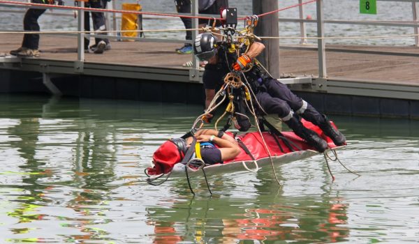 Sapadores do Porto resgatam corpo de jovem que desapareceu após mergulho no rio Douro