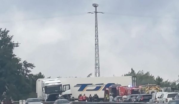 Caos na A4: Acidente com camião corta trânsito em Valongo