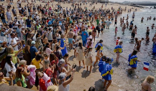 Cortejo de São Bartolomeu leva mais de 30 mil metros de papel às ruas este domingo