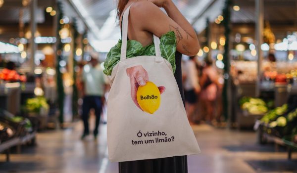 “É cá do Bairro”: Nova iniciativa do Bolhão oferece sacos de compras à comunidade