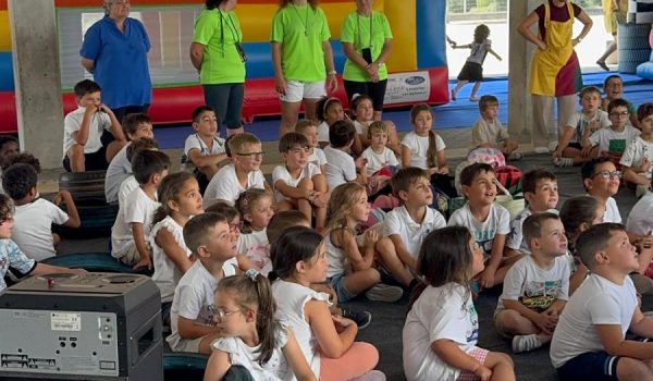 Centro Escolar de Freamunde acolheu festa da Paços 2000 com jogos e insufláveis