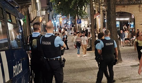 PSP detém dois homens e apreende dezenas de doses de cocaína e heroína no Bairro do Cerco