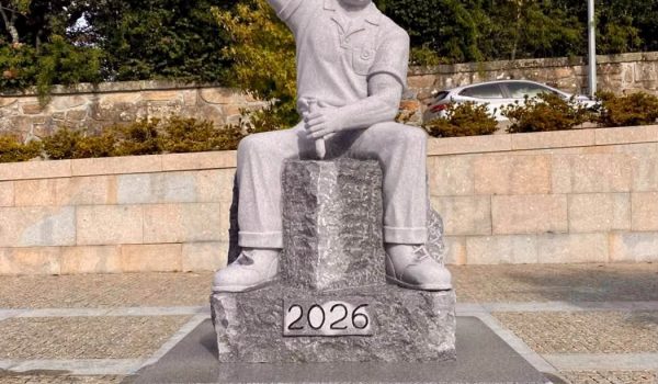 Abragão homenageia pedreiros da freguesia com escultura em pedra na Praceta do Pedreiro