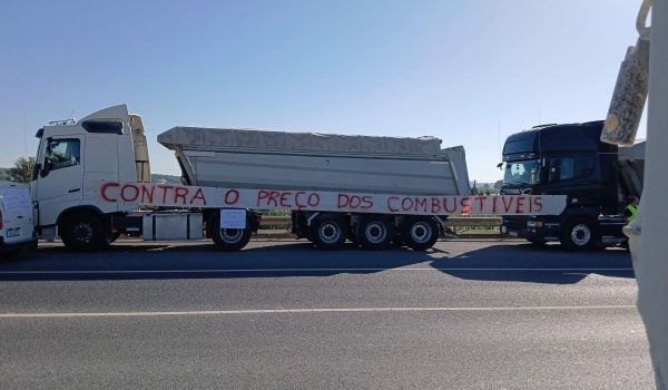 Empresários de terraplanagens em marcha lenta entre Paredes e Coimbra contra subida dos combustíveis