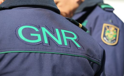 Militar da GNR fora de serviço detém homem que atropelou a namorada em Valongo