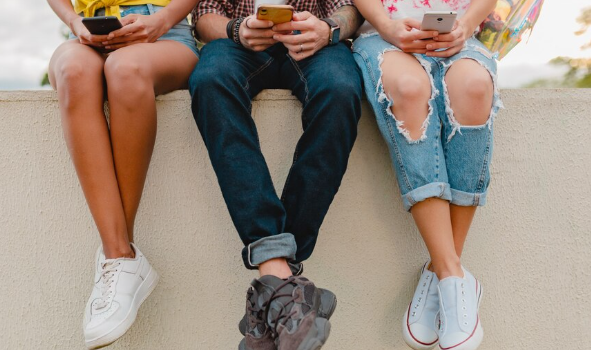 Bruxelas quer proibir redes sociais a menores de 13 anos