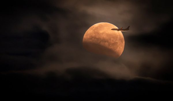 NASA distingue fotografia do gondomarense Paulo Ferreira que capta avião a atravessar eclipse lunar